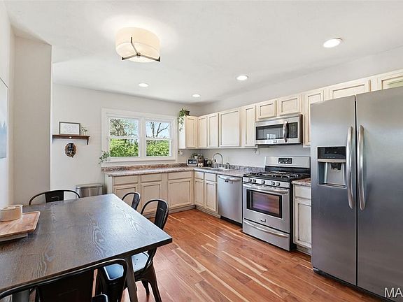 2nd image of 130 Saint Antoine St