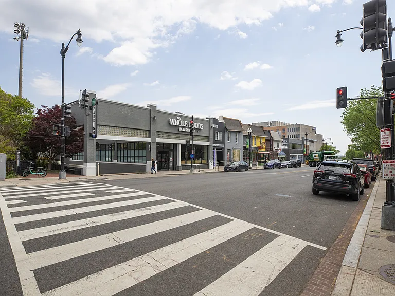 Grocery and shopping nearby