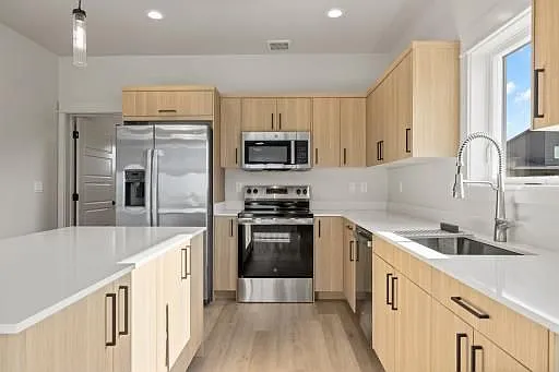 2 bed, 1.0 bath, $1,675 — Photo 2