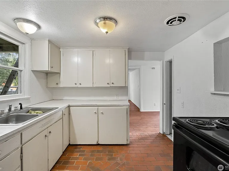 12413 Canyon Rd E — Photo 7