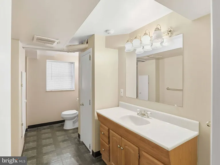 1435 Bolton St — Photo 5