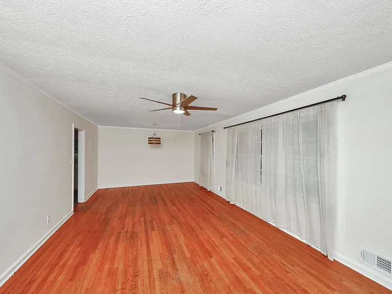 1249 Robert Ln — Photo 6