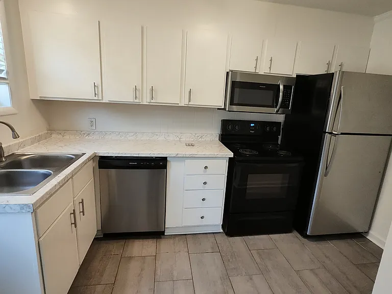 2017 Greenwood Cir #B — Photo 1