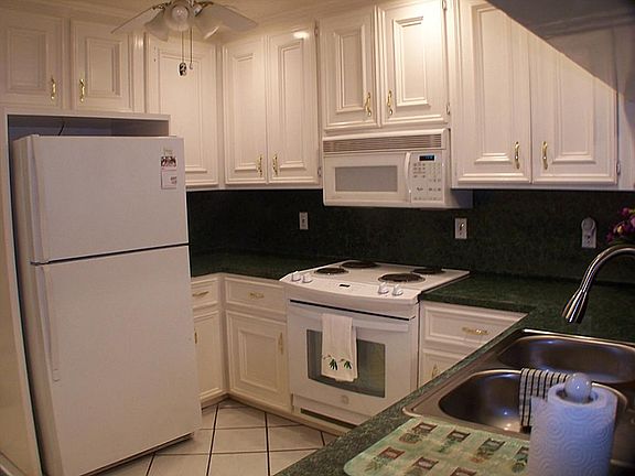 A different view of the kitchen showing the brand new oven/stove that's never been used.