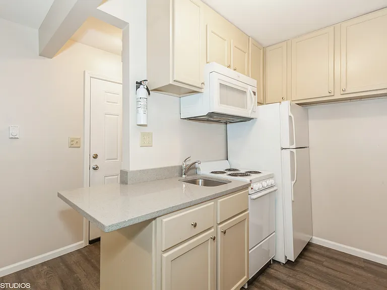 843 N Gladstone Ave #1 — Photo 4