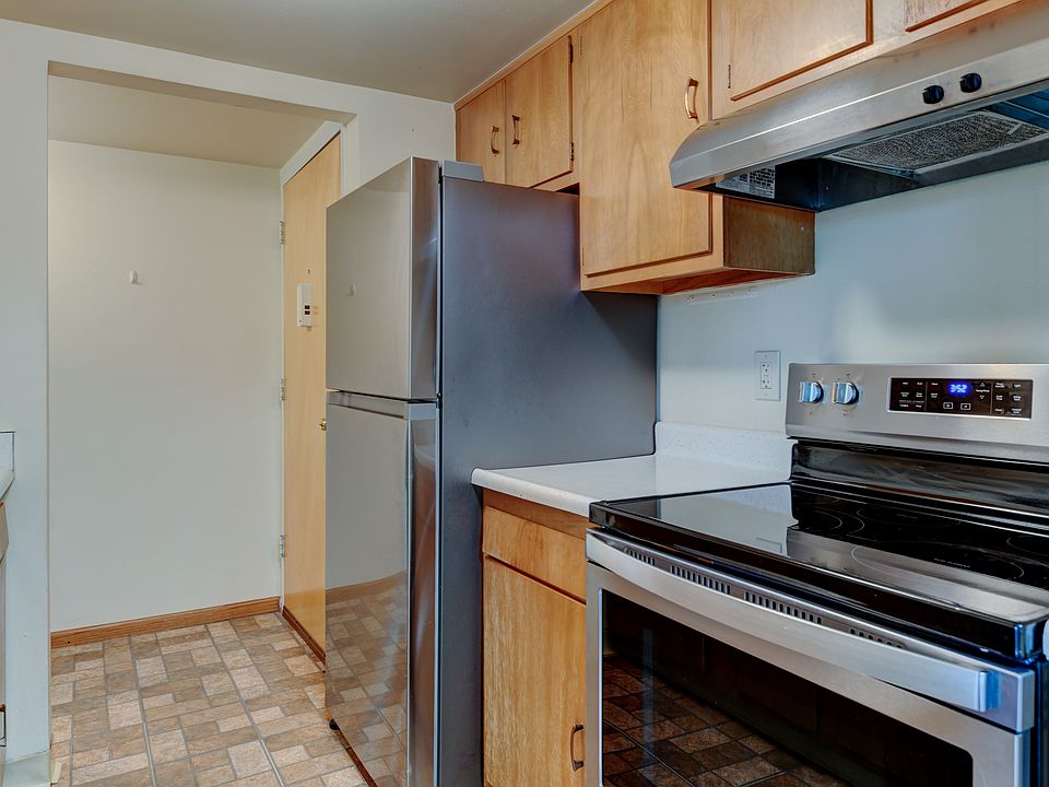 Kitchen, Stainless fridge, Stove & Dishwasher.
