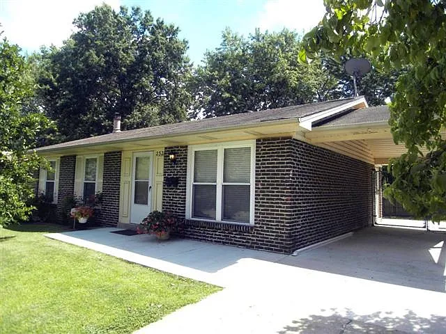 2328 Kingsford Dr photo 1