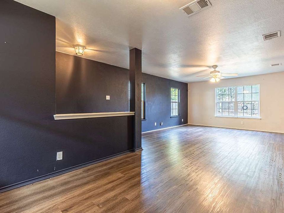 1st image of 1422 Meadow Pkwy #1422