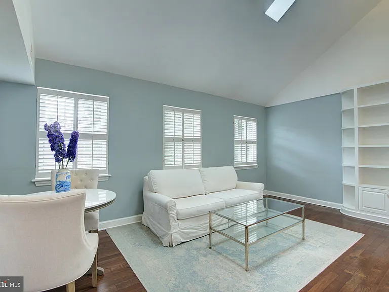 2100 N Scott St #106 — Photo 5