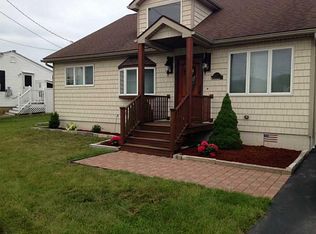 22 Chestnut Ave, Narragansett, RI 02882
