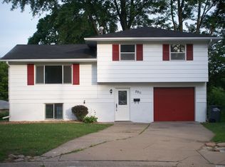 2911 Summit Hills Ct, Bettendorf, IA 52722