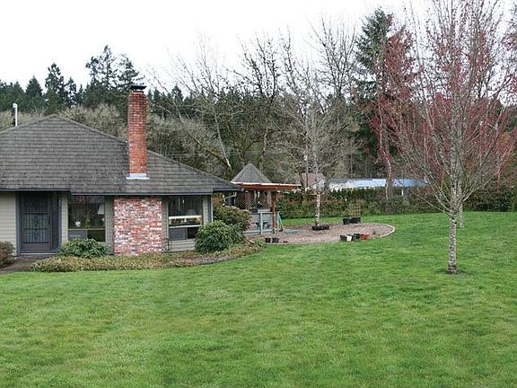 Large yard w/greenbelt