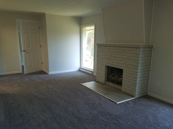 3rd image of 1 NE Circle Dr