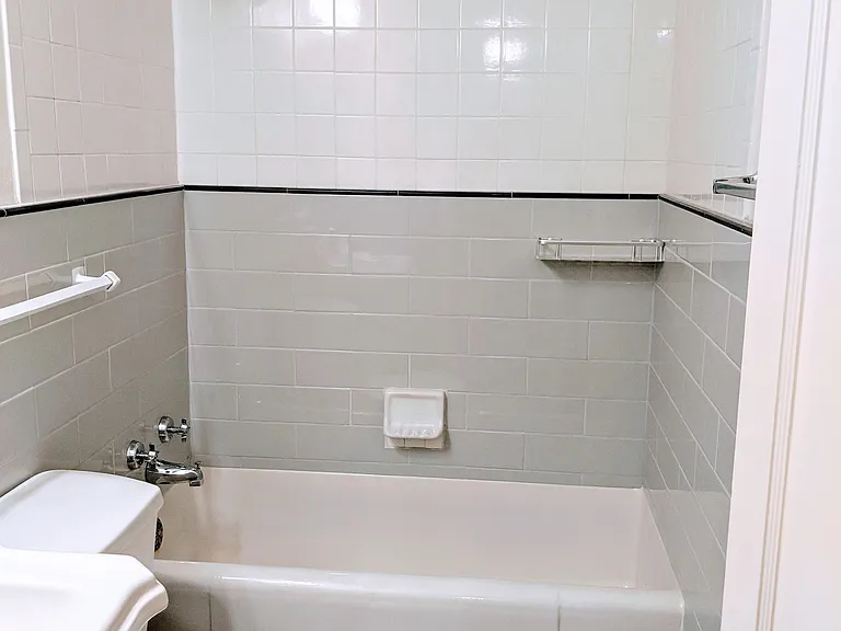 833 Grand Apartments — Photo 41