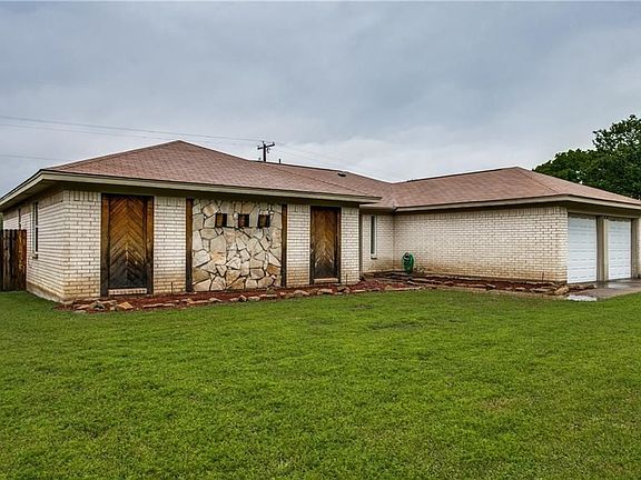 2nd image of 404 Live Oak Dr