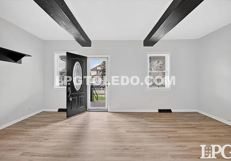 921 Berry St — Photo 7