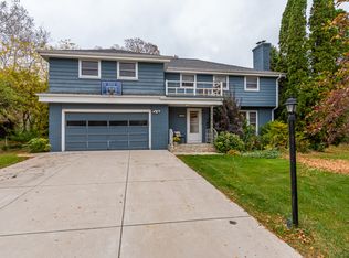 7402 N Crossway Rd, Fox Pt, WI 53217