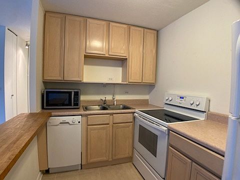 3rd image of 2740 N Pine Grove Ave APT 3B