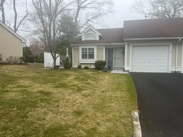 8 Flanders Court, Ridge, NY 11961
