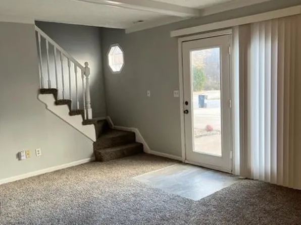 716 NE Barnes Dr APT A, Lees Summit, MO 64086