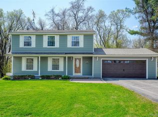 6056 Superior Dr, Brighton, MI 48116