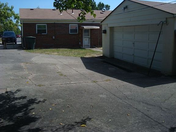 3rd image of 789 Stephen Dr W