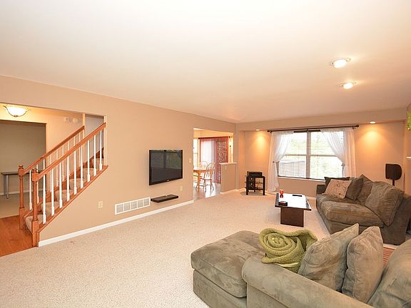 3rd image of 2823 Coachlight Ln