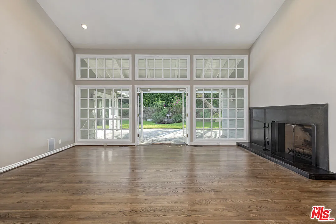 5 bed, 4.5 bath, 3805 sqft, $14,995 — Photo 2