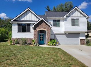 5716 NW Creekview Dr, Parkville, MO 64152