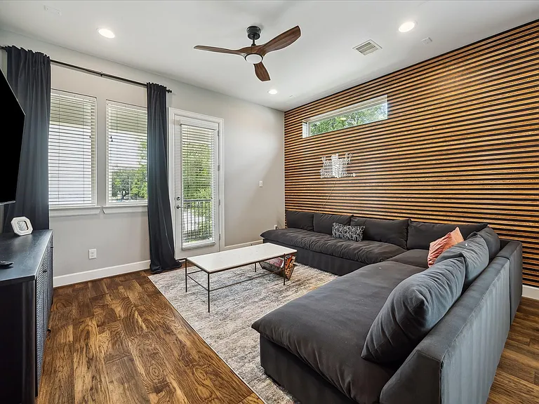 1412 Cleburne St — Photo 9
