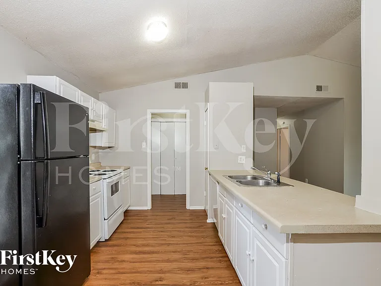 5749 Jardin Pl — Photo 8