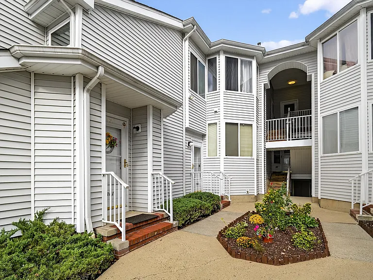 802 Jesse Way — Photo 3
