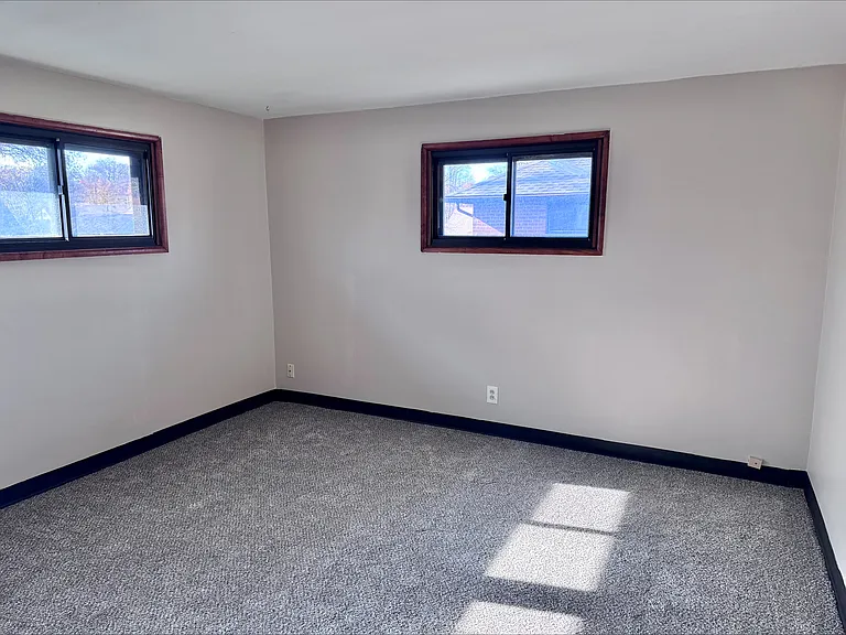 1135 Saxe Ave — Photo 9