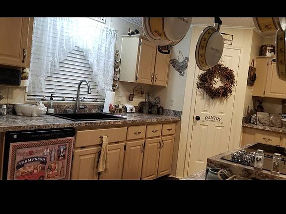 5th image of 379 Lake Erie Ln