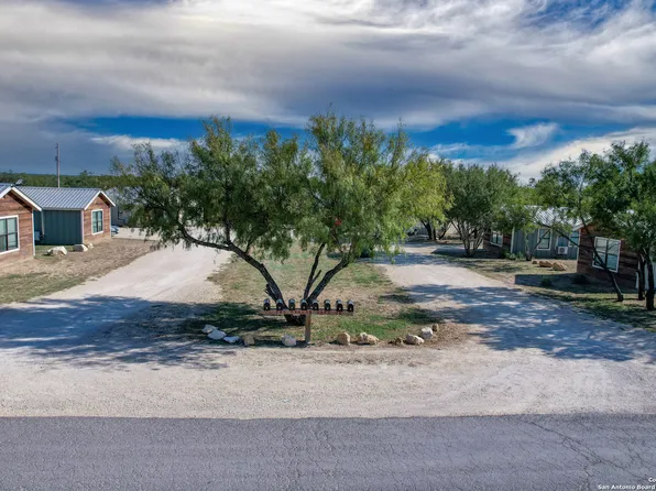 265 Uvalde Oaks Dr., Uvalde, TX 78801