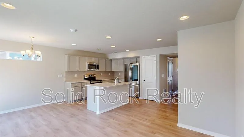 3 bed, 2.5 bath, 1360 sqft, $2,300 — Photo 2