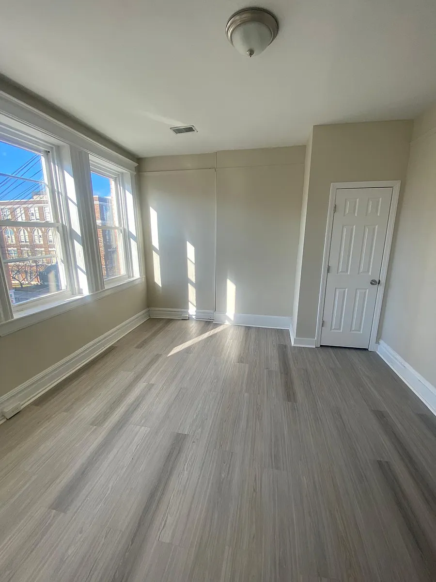 Building Photo - 88 Pulaski St #13