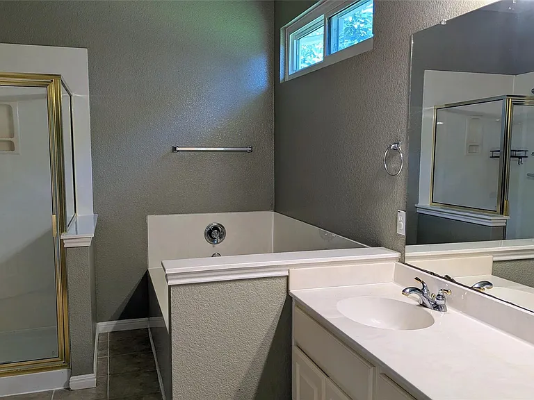 114 Ambrose Dr — Photo 21