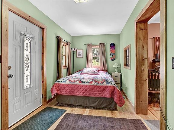 4th image of 21 Chestnut St
