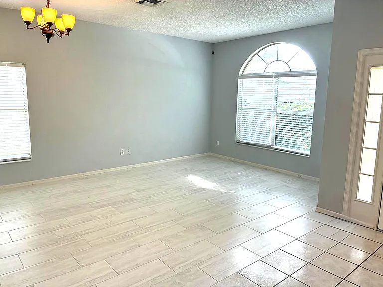 465 Eastbridge Dr — Photo 3