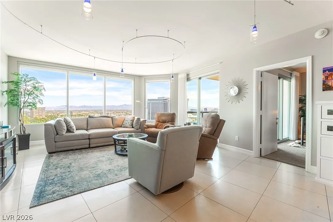 Turnberry Towers — Photo 2