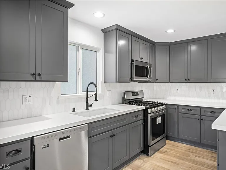 13721 Pierce St — Photo 8