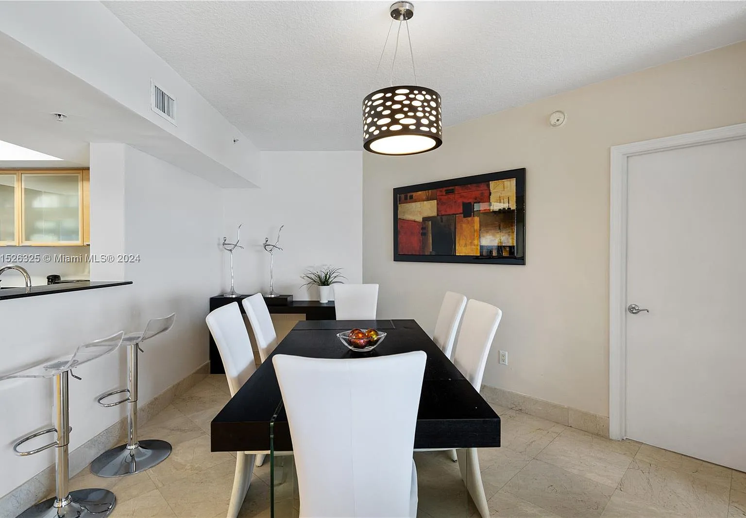 3 bed, 2.5 bath, 1715 sqft, $5,250 — Photo 2