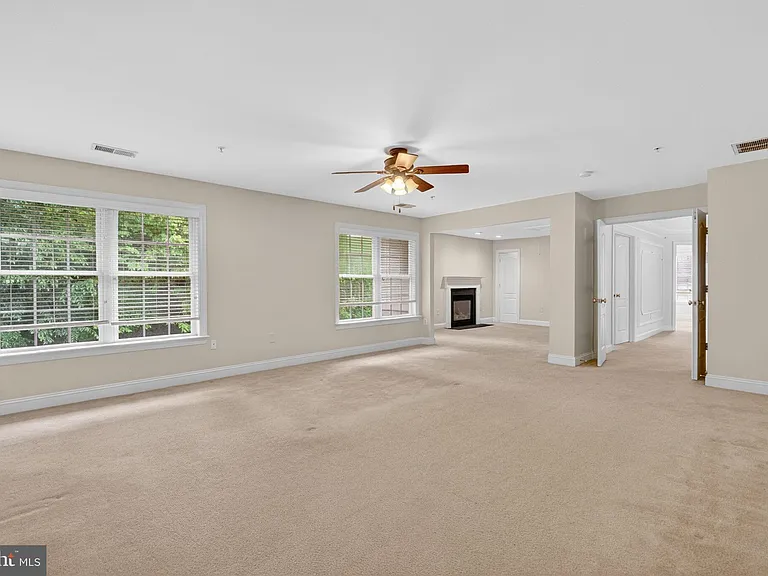 15806 Copper Beech Dr — Photo 41