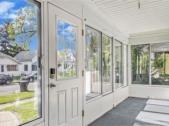 4th image of 938 Emerson Ave