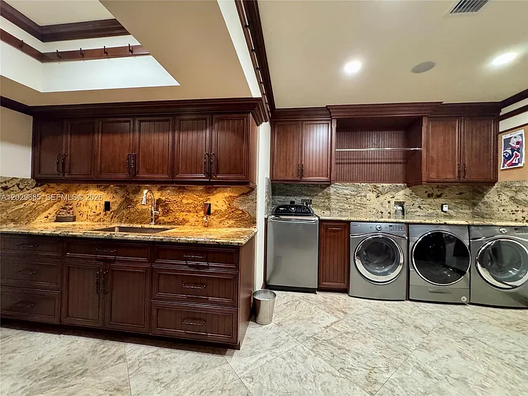 10445 Canterbury Ct — Photo 80