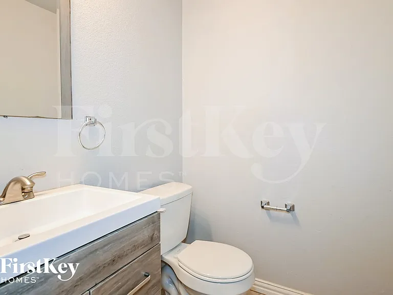302 Shorewood Dr — Photo 13