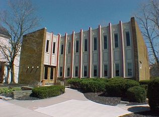 30 Parkview Dr, Berea, OH 44017