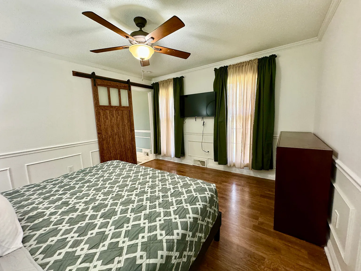 7 bed, 3500 sqft, $9,999 — Photo 4