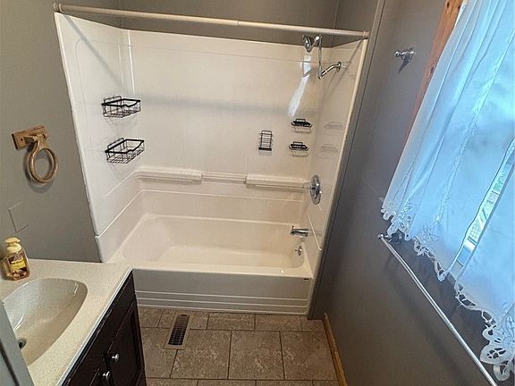 5th image of 2622 Jordan Ave